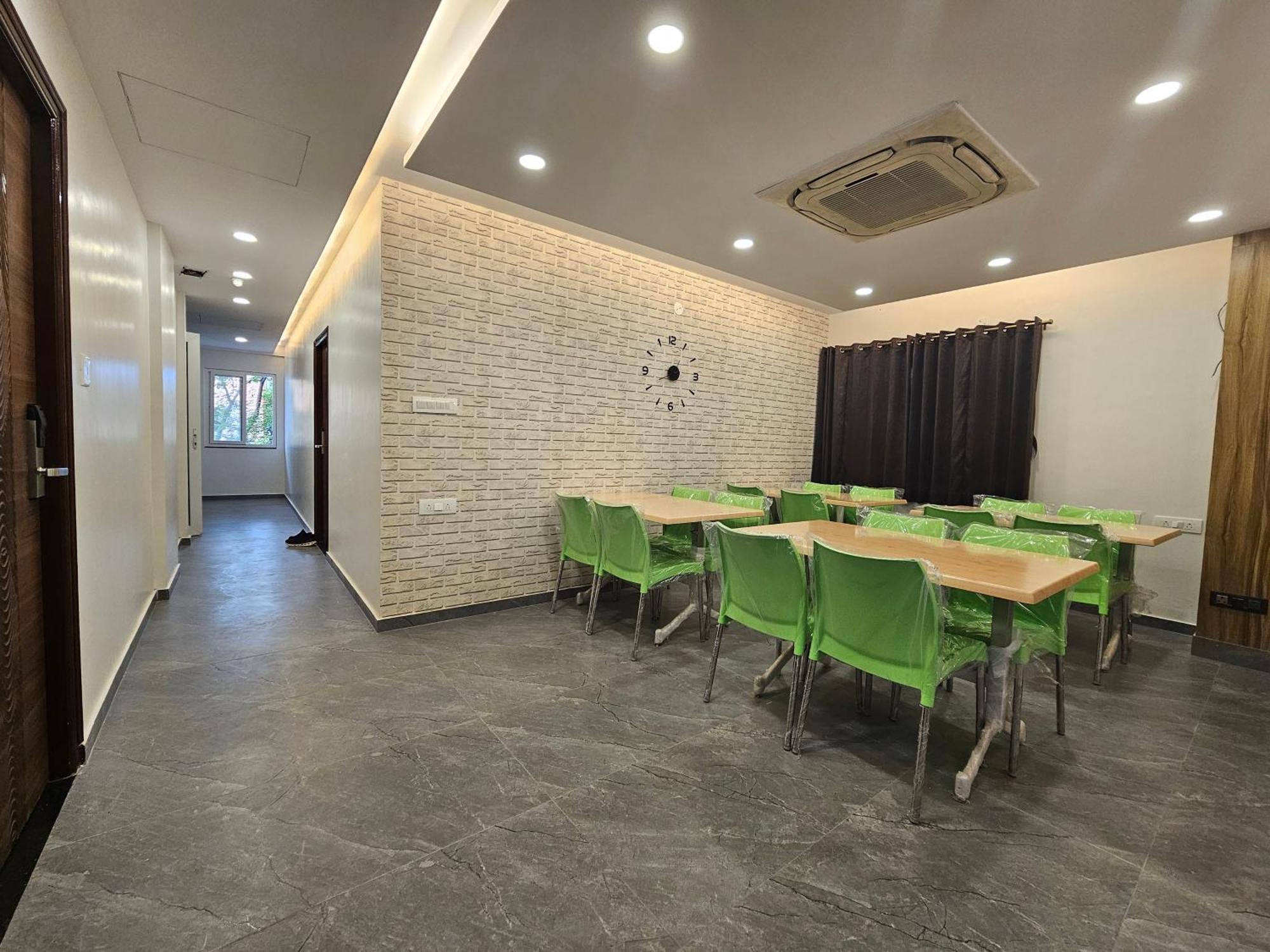 The Urban Nest Hotel Бангалор Екстериор снимка