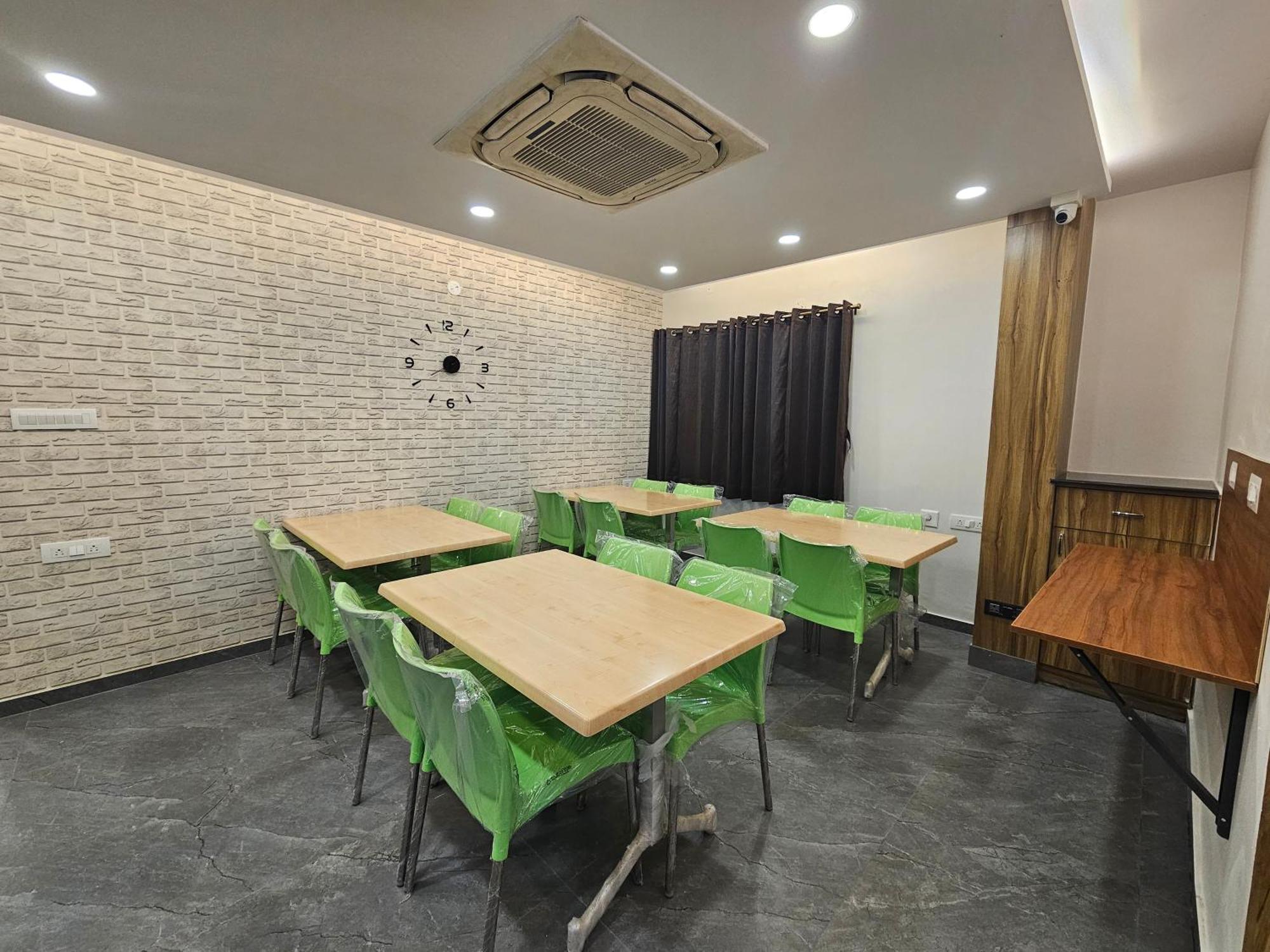 The Urban Nest Hotel Бангалор Екстериор снимка