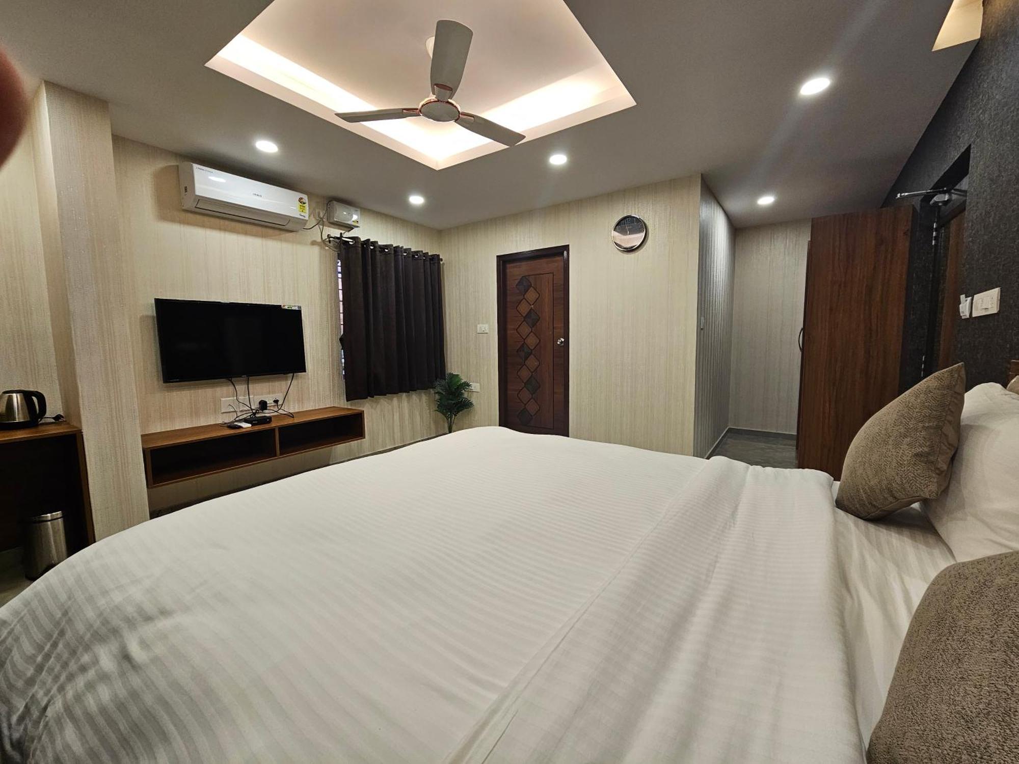 The Urban Nest Hotel Бангалор Екстериор снимка