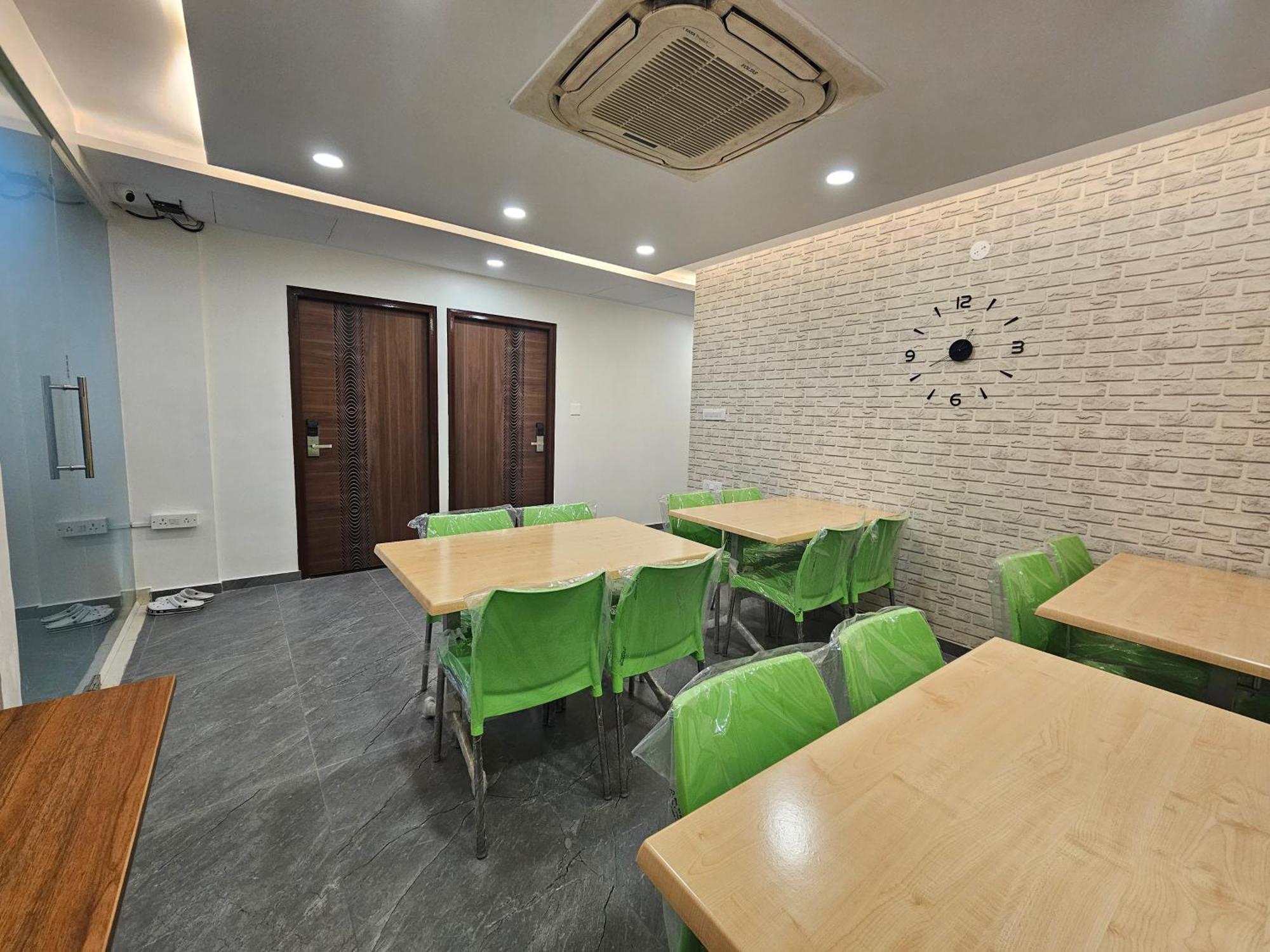The Urban Nest Hotel Бангалор Екстериор снимка