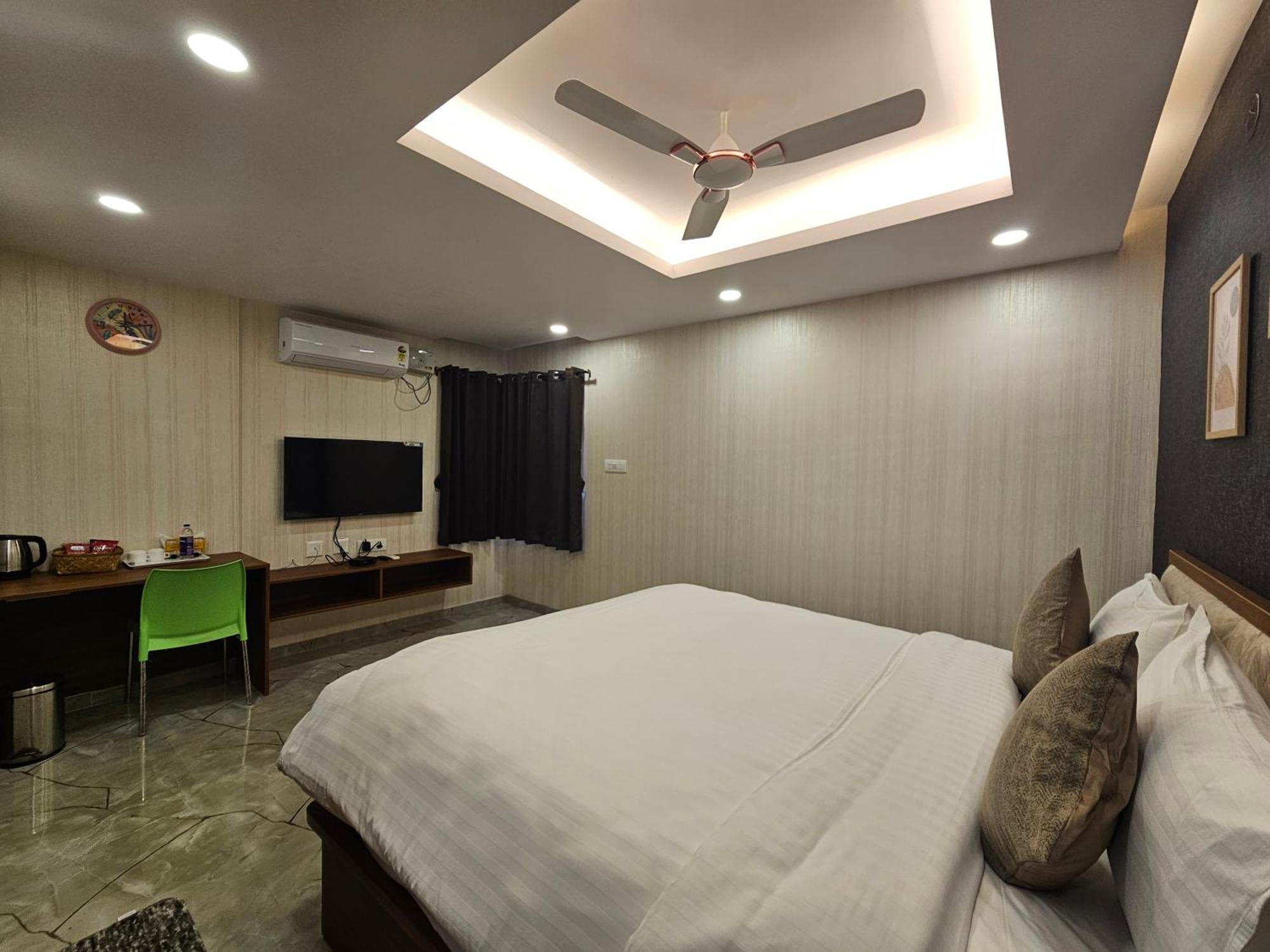 The Urban Nest Hotel Бангалор Екстериор снимка